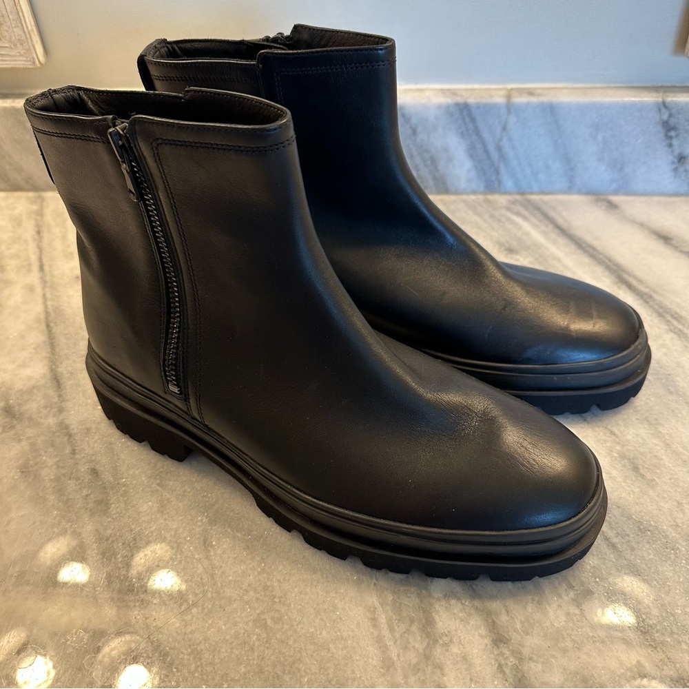 Like new Vince black Leather Chelsea boots